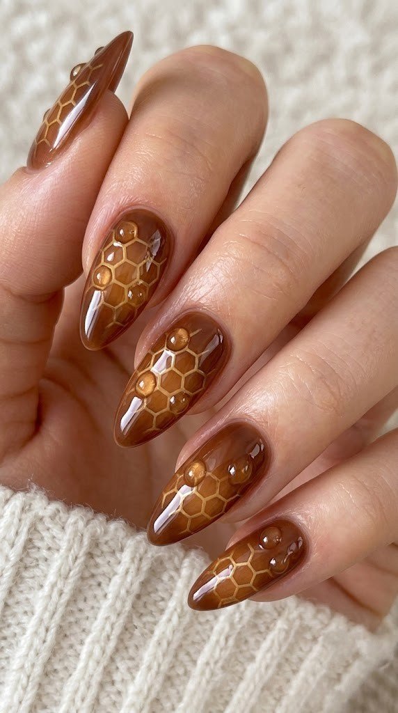 Chestnut nails with a honeycomb honey-drip design, warm September nail colors